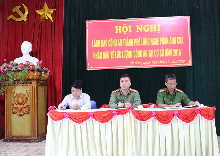 Thượng tá Lê Trung Sơn, Phó Giám đốc CATP lăng nghe ý kiến nhân dân xã Tú Sơn