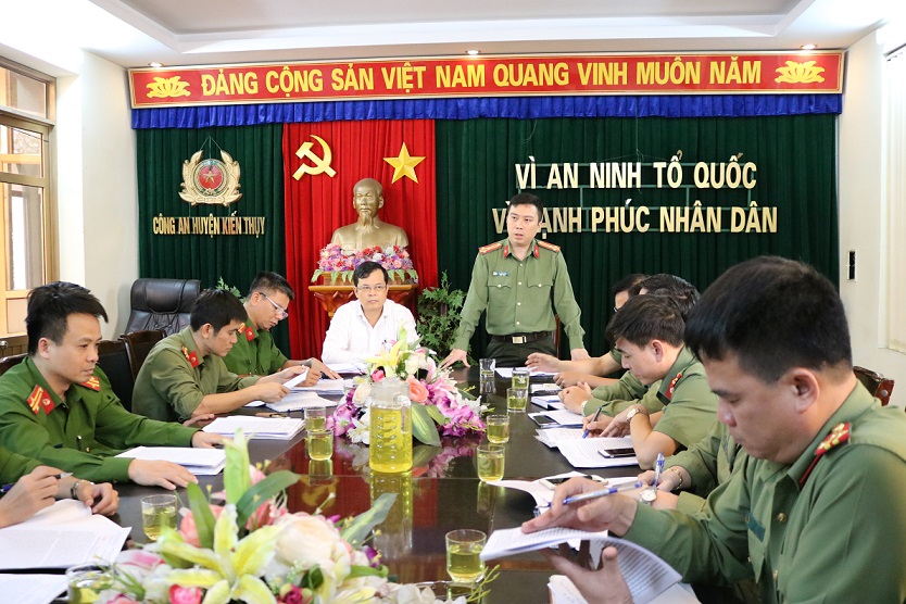 Thượng tá Lê Trung Sơn, Phó Giám đốc CATP làm việc với CAH Kiến Thụy