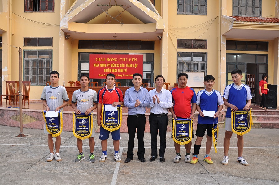 Bí thư Huyện ủy Bạch Long Vỹ Trần Quang Tường trao giải cho các vận động viên tham gia giải bóng chuyền chào mừng kỉ niệm 25 năm thành lập huyện 