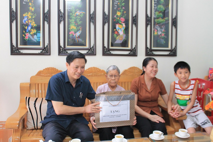 Đồng chí Đặng Bá Cường, Trưởng Ban Nội chính Thành ủy thăm, tặng quà gia đình Bà Mẹ Việt Nam anh hùng Nguyễn Thị Họp