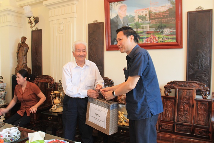 Đồng chí Đặng Bá Cường, Trưởng Ban Nội chính Thành ủy thăm, tặng quà gia đình ông Đặng Nam