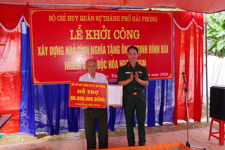 Thượng tá Nguyễn Đức Ái, Chính trị viên Ban CHQS huyện Thủy Nguyên trao tiền hỗ trợ cho gia đình ông Trịnh Đình Bùi