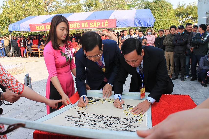Lãnh đạo huyện Kiến Thụy ký khai bút thực hiện chủ đề năm của huyện