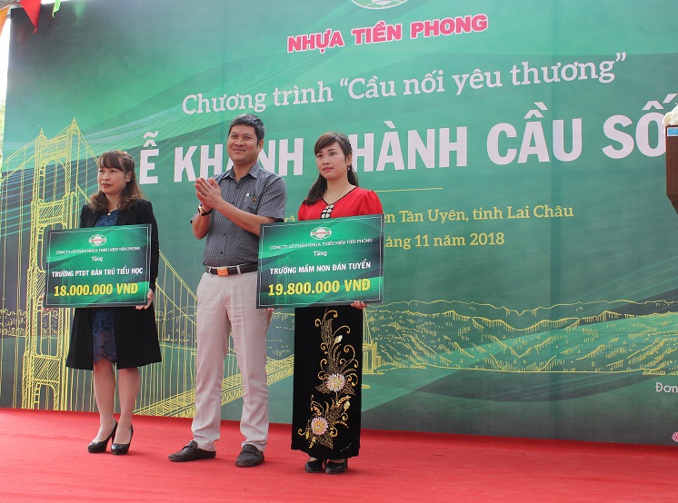 Ông Chu Văn Phương-Phó Tổng Giám đốc Công ty nhựa Tiền Phong trao các phần quà ý nghĩa cho hai điểm trường mầm non và tiểu học xã Nậm Sỏ