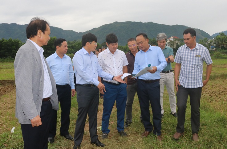 Lãnh đạo Công ty CP Nhựa Thiếu niên Tiền Phong cùng đại diện đơn vị thi công khảo sát thực tế tại địa điểm xây cầu