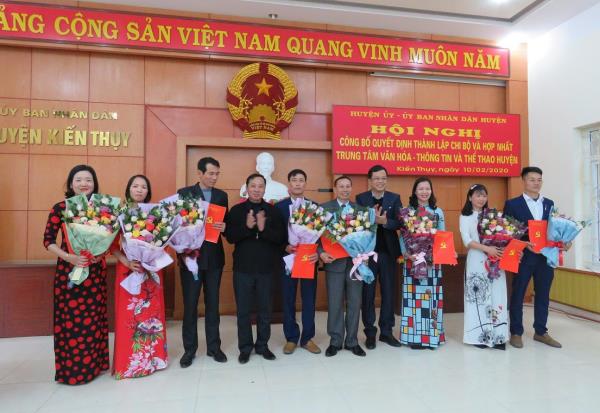  Lãnh đạo huyện Kiến Thụy tặng hoa chúc mừng Chi bộ Trung tâm VH-TT&TT huyện
