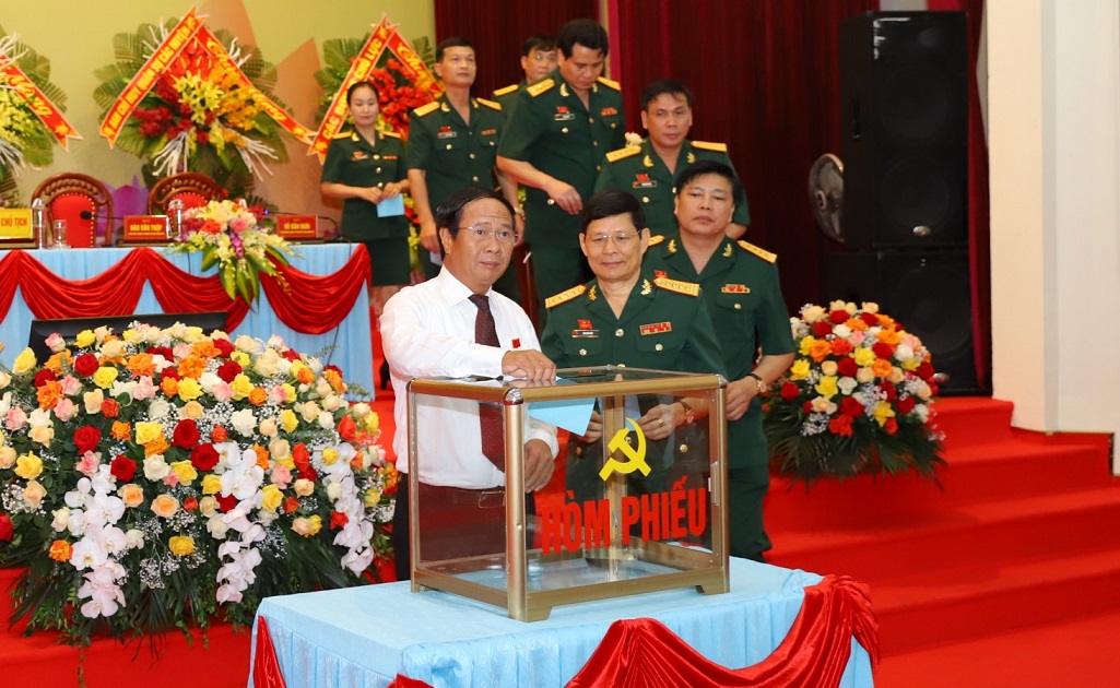 Đoàn Chủ tịch bỏ phiếu bầu Ban Chấp hành Đảng bộ quân sự thành phố Hải Phòng nhiệm kỳ 2020-2025