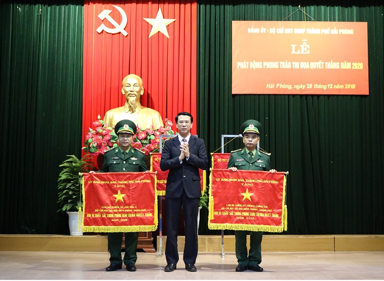 Phó Chủ tịch HĐND thành phố Bùi Đức Quang tặng cờ thi đua xuất sắc của UBND thành phố cho 2 tập thể