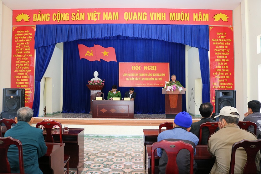 Đại tá Nguyễn Quang Hải, Trưởng CAH Cát Hải trực tiếp trả lời các kiến nghị, phản ánh của người dân