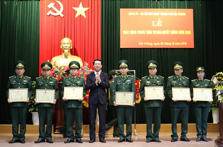 Phó Chủ tịch HĐND thành phố Bùi Đức Quang tặng bằng khen của UBND thành phố biểu dương các tập thể, cá nhân có thành tích xuất sắc