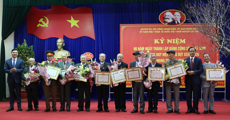  Lãnh đạo Huyện ủy Cát Hải trao huy hiệu 60 năm tuổi Đảng tặng các đảng viên