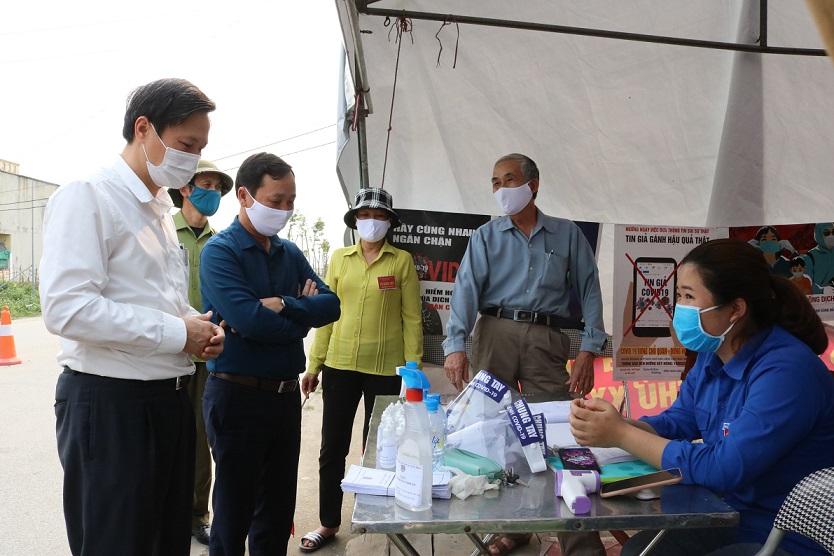  Đồng chí Đặng Bá Cường, Trưởng Ban Nội chính Thành ủy kiểm tra chốt kiểm soát dịch bệnh tại xã Tân Trào, huyện Kiến Thụy