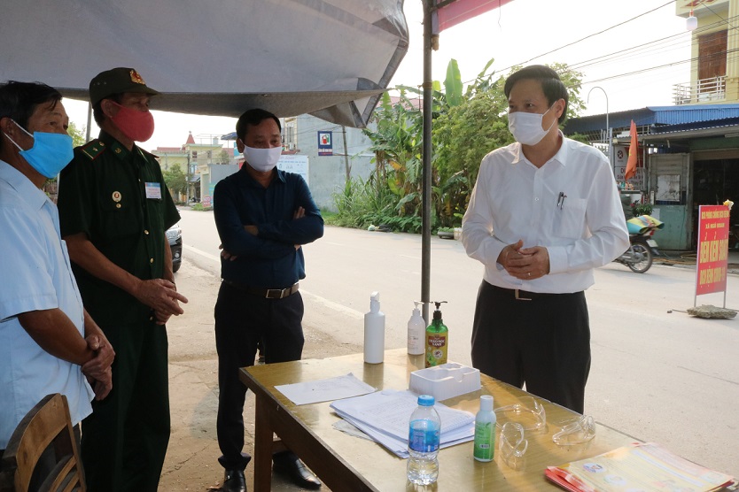  Đồng chí Đặng Bá Cường, Trưởng Ban Nội chính Thành ủy kiểm tra chốt kiểm soát dịch bệnh tại xã Tân Trào, huyện Kiến Thụy