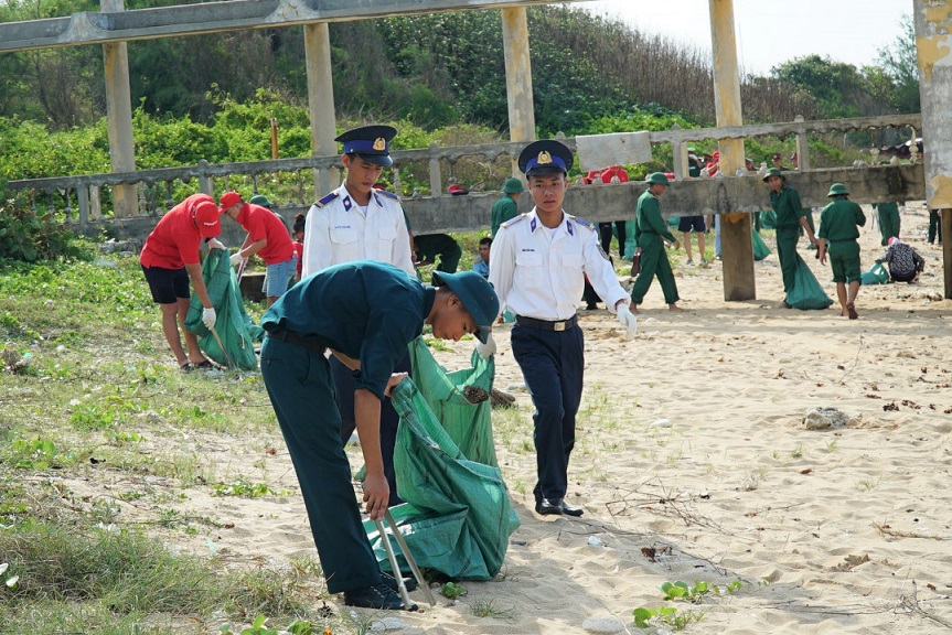  Cán bộ, chiến sĩ huyện Bạch Long Vĩ phối hợp với các đơn vị tham gia dọn sạch bờ biển