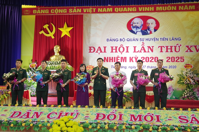 Đại tá Nguyễn Minh Quang tặng hoa chúc mừng các đồng chí trúng cử vào Bam Chấp hành Đảng bộ Quân sự nhiệm kỳ mới và các đại biểu chính thức đi dự Đại hội Đang bộ huyện lần thứ XXIX
