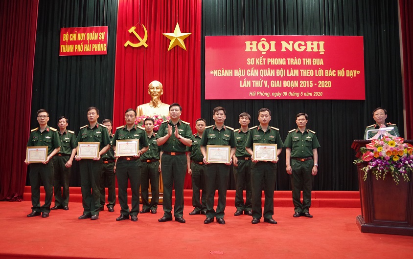 Đại tá Nguyễn Minh Quang, Chỉ huy trưởng Bộ CHQS thành phố, tặng Giấy khen cho các tập thể, cá nhân có thành tích trong thực hiện phong trào thi đua Ngành Hậu cần Quân đội