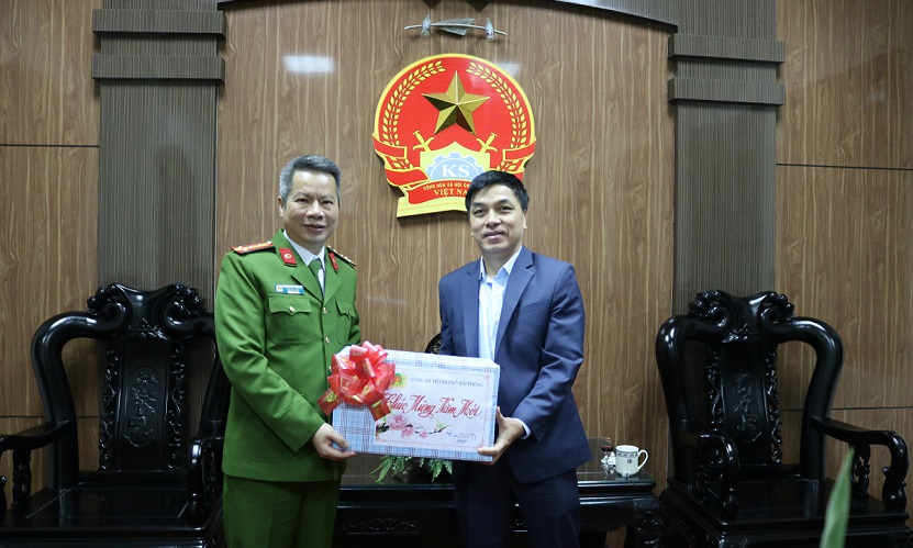  Đại tá Lê Nguyên Trường, Phó Giám đốc CATP tặng quà chúc mừng năm mới tới tập thể lãnh đạo, cán bộ VKSND thành phố
