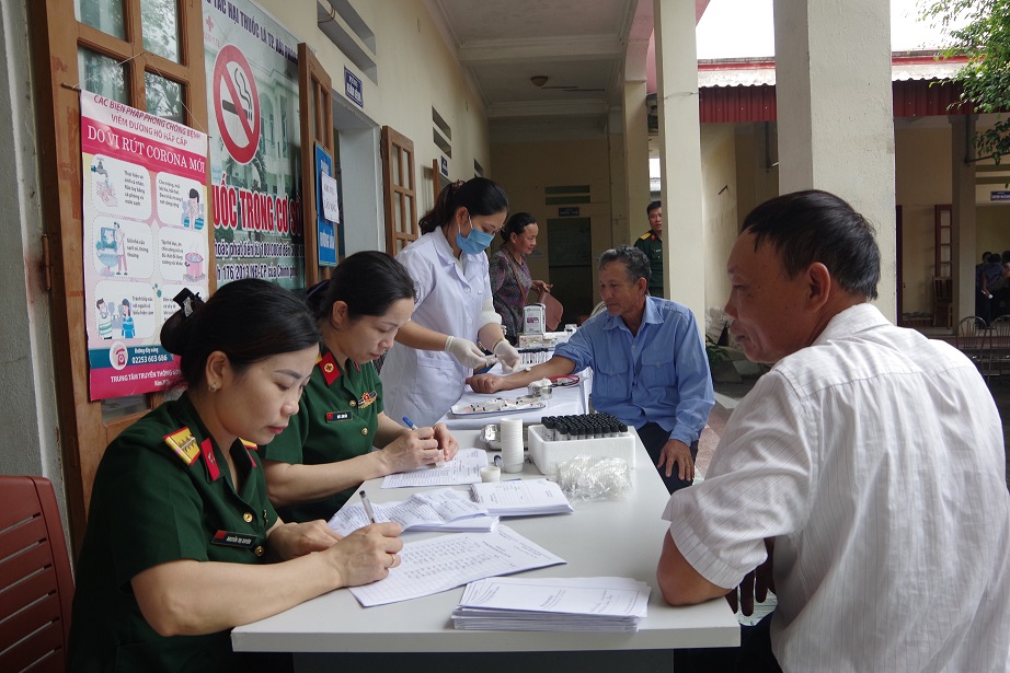 Nhân viên Quân y Bộ CHQS thành phố tiếp nhận, tư vấn và đăng ký khám bệnh cho các đối tượng chính sách