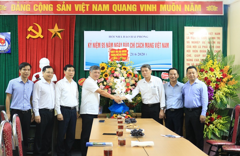 Phó Chủ tịch Thường trực UBND thành phố Nguyễn Xuân Bình kiểm tra tại Nhà thờ giáo xứ Hữu Quan