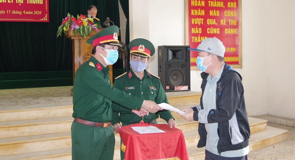 Thượng tá Bùi Văn Vượng Trung đoàn trưởng, Trung đoàn 836 (Bộ CHQS thành phố Hải Phòng), trao giấy chứng nhận đã hoàn thành cách ly cho các công dân..