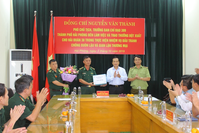 Phó Chủ tịch UBND TP Nguyễn Văn Thành khen thưởng Hải Đoàn 38 đã đạt thành tích xuất sắc trong công tác đấu tranh chống buôn lậu, gian lận thương mại và hàng giả