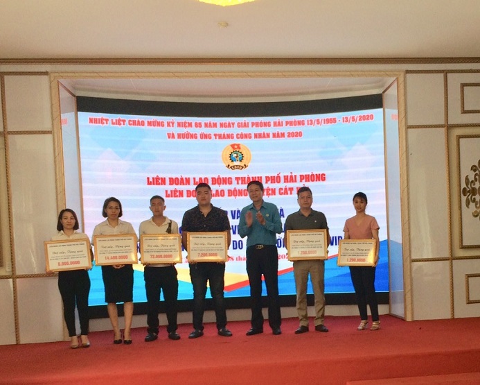 Đồng chí Hoàng Đình Long- Phó CT LDLD TP trao quà hỗ trợ cho đoàn viên