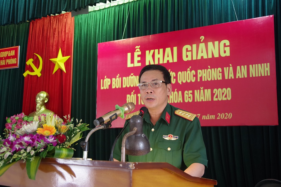 Đại tá Nguyễn Hải Hà, Phó Chỉ huy trưởng Bộ CHQS thành phố phát biểu khai giảng lớp học