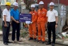 Công đoàn Công ty Điện lực Hải Phòng thăm hỏi, động viên tặng quà công nhân lao động Điện lực An Dương tại hiện trường.