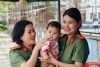 Hội Phụ nữ và Đoàn Thanh niên Phòng Tổ chức cán bộ trao quà, hỗ trợ trẻ em có hoàn cảnh đặc biệt