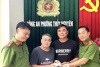 Công an phường Thuỷ Nguyên trao trả ví tiền và giấy tờ cho người dân đánh rơi