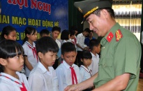 Ban chỉ đạo hè CATP: Tặng 30 suất quà cho trẻ em có hoàn cảnh khó khăn tại huyện Vĩnh Bảo