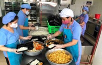 Câu chuyện trong bếp ăn của Trường Tiểu học Nguyễn Công Trứ phục vụ khu cách ly:  Vất vả vì đồng bào mình cũng tự hào lắm!