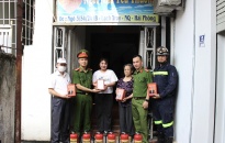Chi đoàn Đội Cảnh sát PCCC&CNCH (Công an quận Ngô Quyền) thăm, tặng quà Mái ấm tình thương