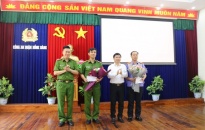 Chủ tịch UBND quận Hồng Bàng khen thưởng Công an quận phá nhanh các vụ án trên địa bàn
