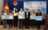 Công ty  CP Khu Công nghiệp Đình Vũ: Trao hơn 1.900 chai nước sát khuẩn tặng nhân dân Cát Hải