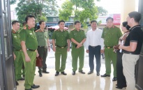 Đại tá Bùi Trung Thành – Phó Giám đốc CATP kiểm tra công tác thu nhận, kích hoạt tài khoản ĐDĐT tại huyện An Dương