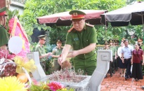 Đại tá Bùi Trung Thành, Phó Giám đốc CATP thăm hỏi, tặng quà các gia đình thương binh, liệt sĩ trên địa bàn quận Hồng Bàng và Kiến An