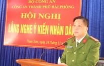 Đại tá Bùi Trung Thành-Phó Giám đốc CATP lắng nghe phản ánh của Nhân dân phường Nam Sơn (Kiến An) về lực lượng Công an cơ sở