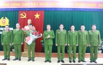 Đại tá Lê Nguyên Trường - Phó Giám đốc CATP khen thưởng đột xuất phòng Cảnh sát kinh tế lập công xuất sắc 