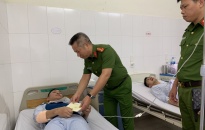 Đại tá Lê Nguyên Trường – Phó Giám đốc CATP: Thăm hỏi, tặng quà cán bộ tổ công tác HP22 - CAQ Kiến An bị thương khi làm nhiệm vụ