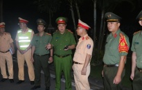 Đêm 12-10, Đại tá Bùi Trung Thành kiểm tra, động viên lực lượng CSGT làm nhiệm vụ kiểm soát vi phạm nồng độ cồn