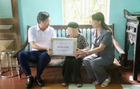 Đồng chí Lê Anh Quân, Phó Chủ tịch Thường trực UBND TP thăm, tặng quà cá nhân, gia đình người có công trên địa bàn huyện An Dương