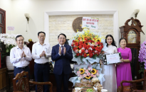 Đồng chí Lê Khắc Nam, Phó chủ tịch UBND thành phố thăm, chúc mừng các nhà giáo tiêu biểu tại huyện Thuỷ Nguyên, An Dương