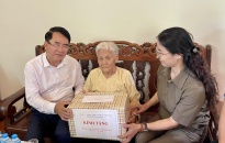 Đồng chí Lê Khắc Nam - Phó Chủ tịch UBND thành phố thăm, tặng quà người có công trên địa bàn quận Hải An 
