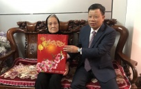 Đồng chí Lê Trung Kiên-Uỷ viên BTV, Trưởng Ban Quản lý Khu Kinh tế Hải Phòng thăm, tặng quà nhân dịp tết Nguyên đán Tân Sửu
