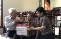 Đồng chí Nguyễn Đình Chuyến, Chủ nhiệm Ủy ban Kiểm tra Thành ủy đi thăm, tặng quà đối tượng chính sách tại huyện Tiên Lãng