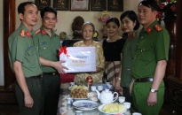 Giám đốc CATP thăm, tặng quà các gia đình liệt sỹ tại huyện Thủy Nguyên