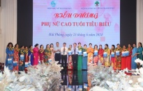 Hội Liên hiệp Phụ nữ thành phố biểu dương gia đình chủ nhóm trẻ, giáo viên, người chăm sóc trẻ và phụ nữ cao tuổi tiêu biểu