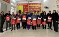 Hội Phụ nữ  Phòng Quản lý Xuất nhập cảnh - CATP: Phối hợp trao 20 suất quà Tết tặng các hộ gia đình có hoàn cảnh khó khăn phường Sở Dầu (Hồng Bàng)