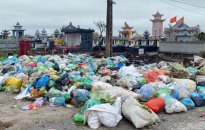 Khu đất trống giữa nghĩa trang thôn Phác Xuyên, xã Bạch Đằng (Tiên Lãng) được trưng dụng làm “bãi rác tạm”